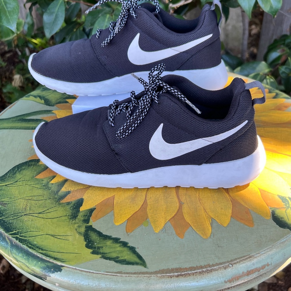 Nike lightweight minimalist women’s running shoes